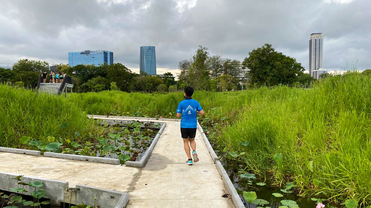 Zatawat's tweet photo. Cannot wait for this new park to be fully opened. Happy to see new big green public space added to Bangkok. Something nicer than new shopping mall. 
#CityRun #ParkRun #AmateurRunner #BenjakittiPark #RunningDiary #Runnerseyeview https://t.co/CLRV2CDlH5