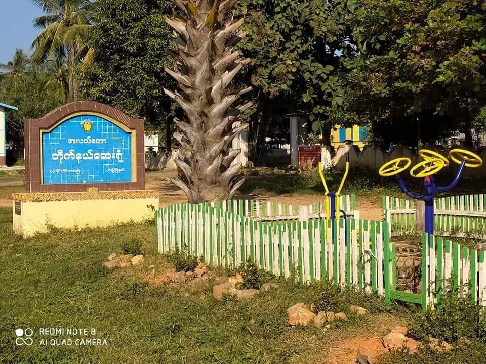 spring21MM's tweet photo. Military Terrorists Raided #Alaetaw village in #Hteechaing Tsp,Sagaing Region on Oct 9 morning,Blocked the exits of the village &amp; Abducted at least 3 villagers for no apparent reason.
-After that,Terrorists are now stationing at a monastery &amp; Opened fire in the village.
#Oct9Coup https://t.co/Lj9cbJ9ogF