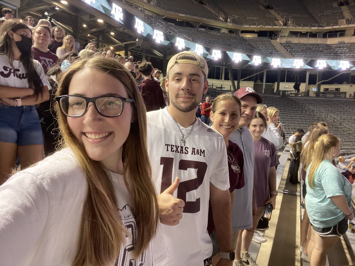 angdponce's tweet photo. #midnightyell #BTHObama #AggiePride https://t.co/oHjqJEgML0