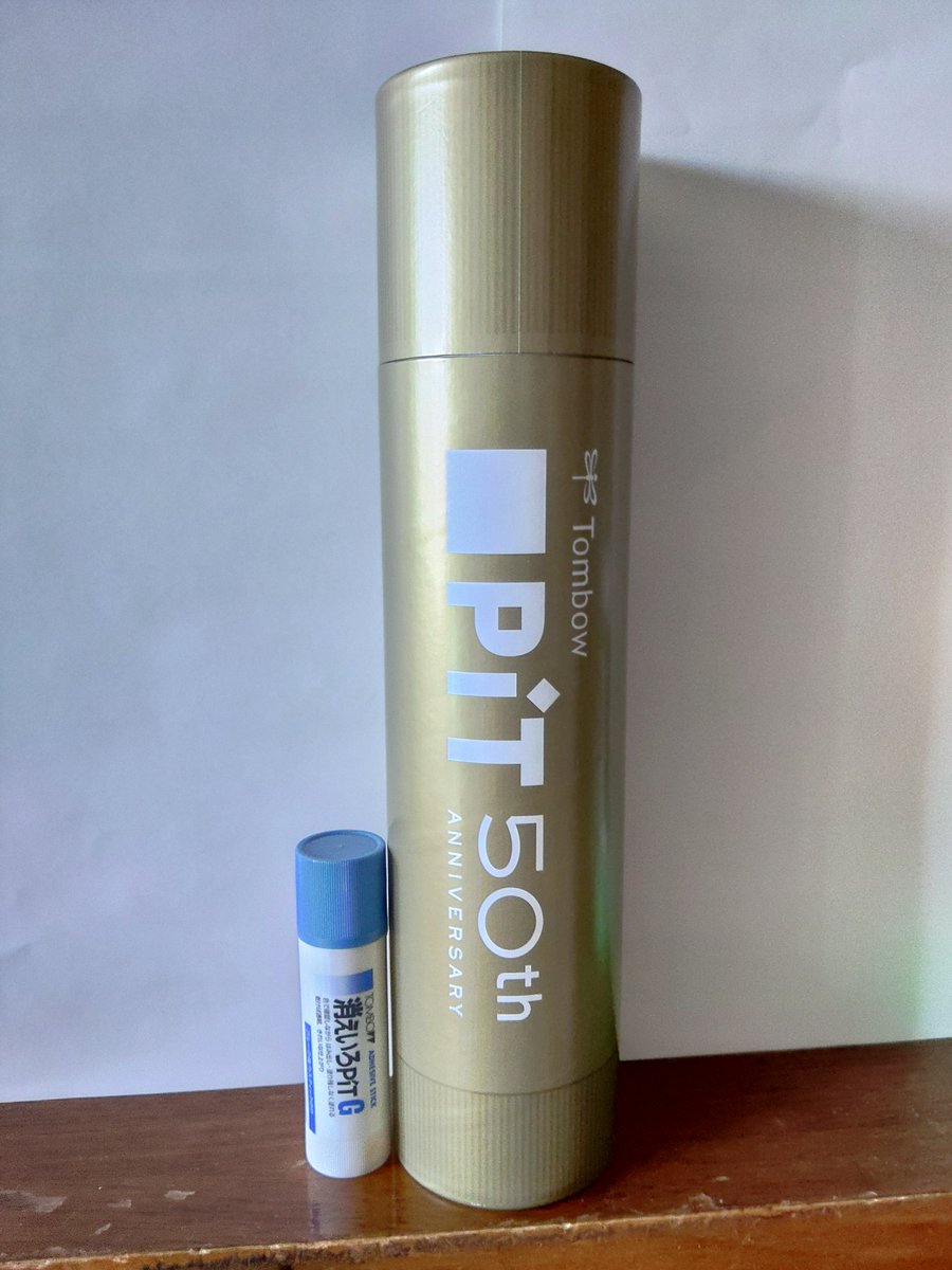 daikunozensan's tweet photo. 本気のPITが届きました‼️
ありがとう #Tombow さん(^∧^)
しかし、直径８cm長さ35cm…ゴールドバージョンとわっ💦
使いきれるもなにも、封筒のノリシロどころか全面ノリヅケしちまいそう😱💦
#PiT50th キャンペーン https://t.co/nXMB5LdKj6