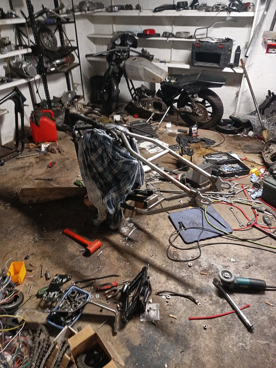 hookcycle's tweet image. Start of new one, the old shovelhead is working great, just got a 72