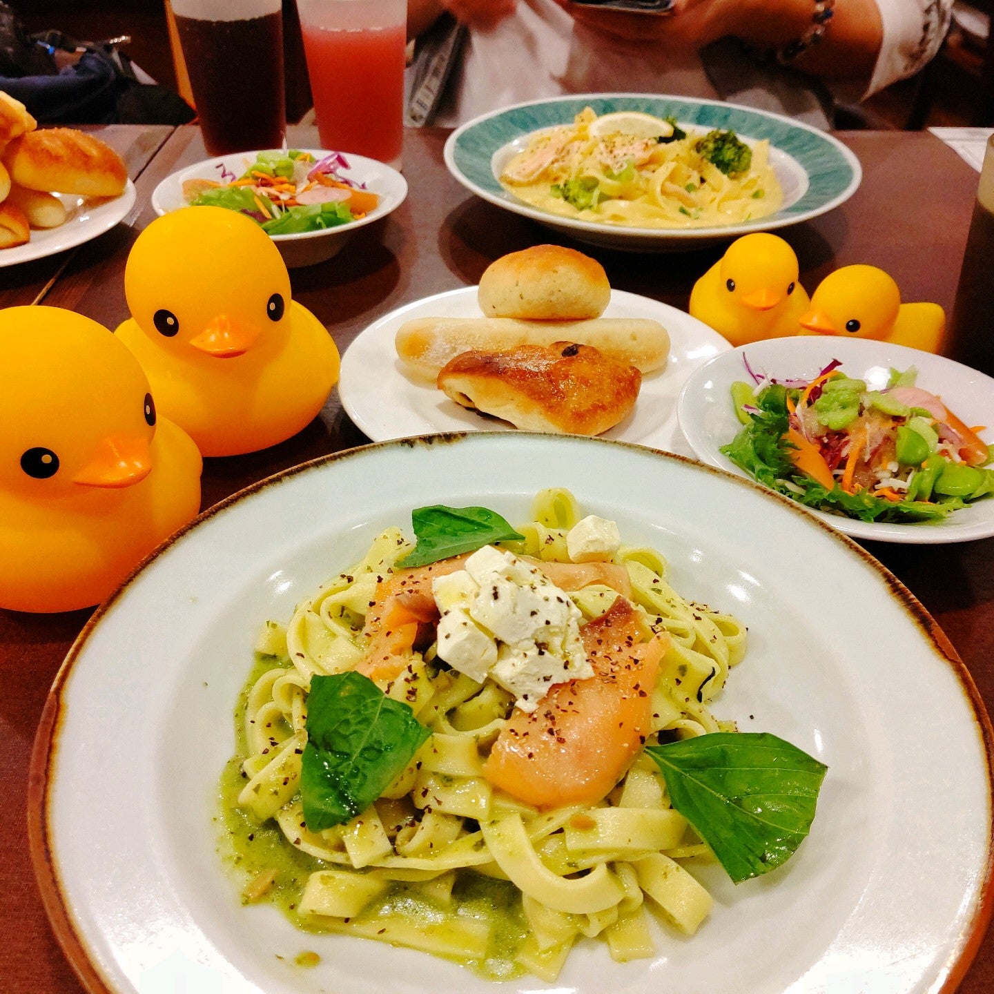 かも A Twitter 今日のお昼ごはん フランス産クリームチーズとスモークサーモンのジェノベーゼパスタ 麺をフィットチーネに変更 パン食べ放題 うまー 昼ごはん お昼ごはん 鎌倉パスタ In 浜松市 静岡県 T Co Jw5l6d7xrc T Co O6sc5eck2d