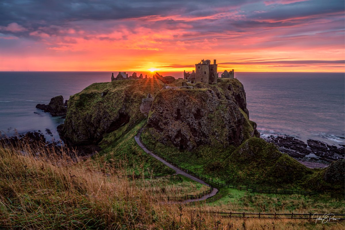 Johnpow1's tweet photo. Sunrise over Dunnottar Castle yesterday morning.

#Castle 🏰
#Scotland 🏴󠁧󠁢󠁳󠁣󠁴󠁿 https://t.co/h18ZVk4gaP