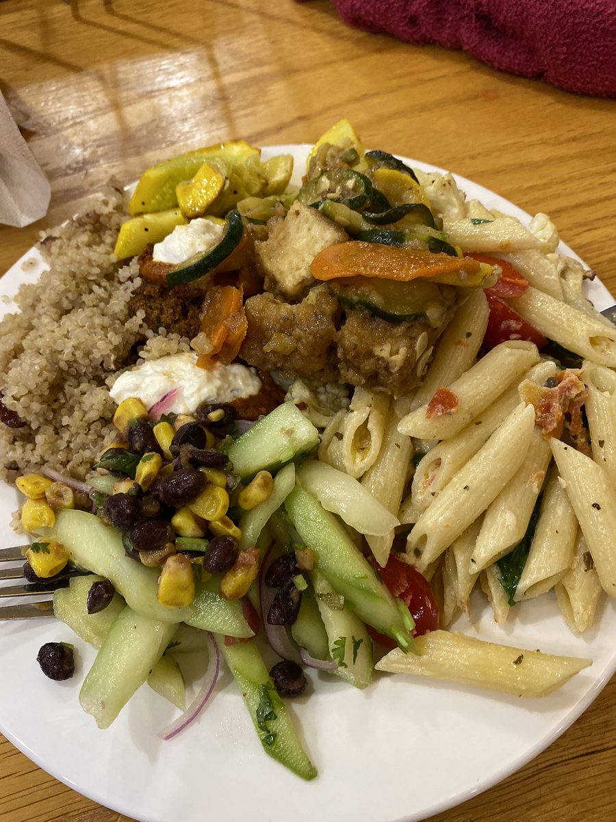 ShantiFurtado's tweet photo. Balanced Vegetarian Meal at the one, the only, Hamp🙌
#firstyearseminar https://t.co/0jhlOanP98