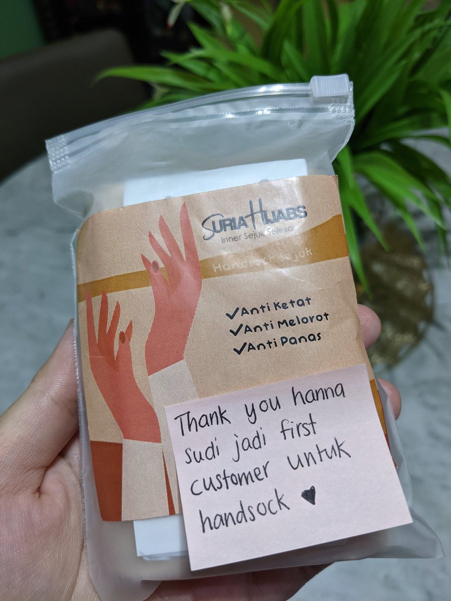 PetalsMy's tweet photo. I beli handsocks dekat @anisabdaziz_ . dia kata ni first batch dorang buat handsocks so i tak letak expectation i terlalu tinggi lah. 

Tapiiii tadi i try...AAAA SEDAPNYA KAIN DIA?!! Sejukkkk, tak ketat sampai berbekas tu. Best best!! Thanks Anis! ❤️ https://t.co/rFPV4V6KOS