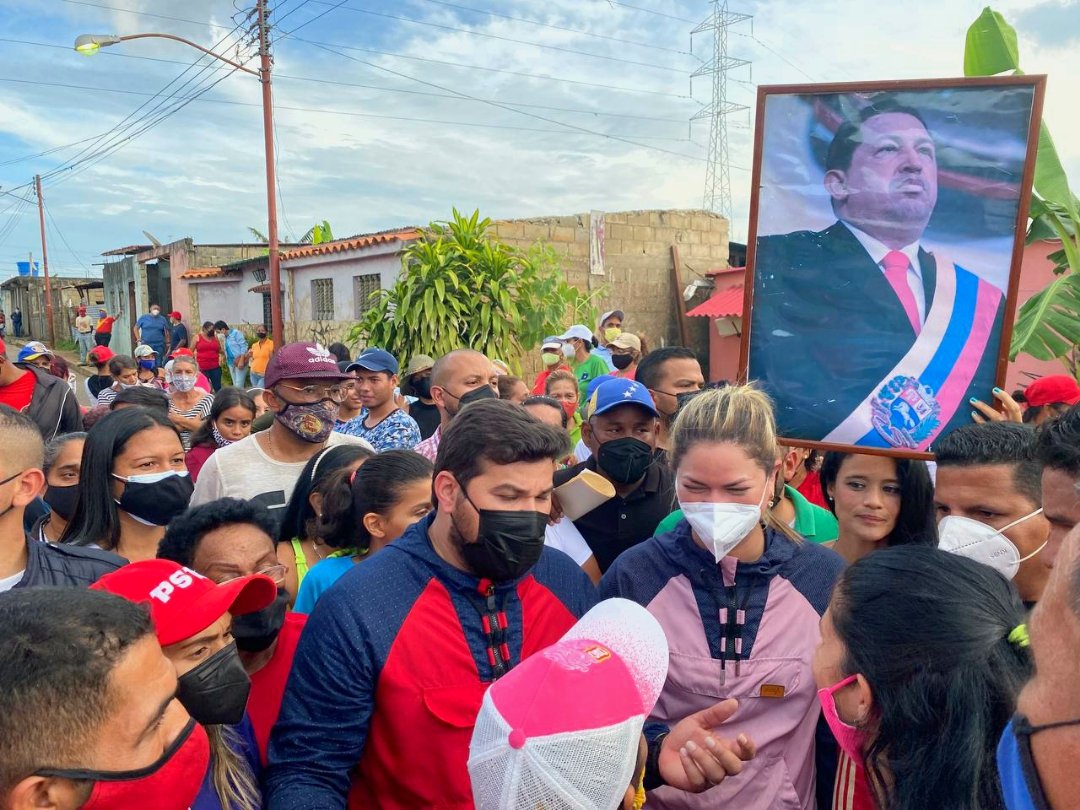 ¡Viernes pa bueno! En la parroquia Santa Cruz me recibieron con calor de hogar, por sus calles me fui con los hermanos de los sectores Buena Vista y Campo Real.❤️

<a href="/NicolasMaduro/">Nicolás Maduro</a> 
<a href="/dcabellor/">Diosdado Cabello R</a> 
<a href="/Marlenycdc_/">Marleny Contreras</a> 
<a href="/rodbexa/">Rodbexa</a> 
@ErnestoPSUV_ 
<a href="/JuventudPSUV/">Juventud PSUV</a> 
<a href="/PartidoPSUV/">PSUV</a>