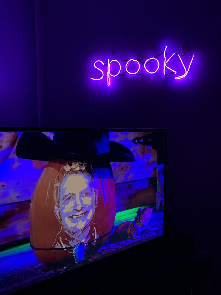 _janneal's tweet photo. I’m ready! @therealjoebob and @kinky_horror #HalloweenHoedown time! #blumhouse #halloweenkills #mutantfam #vegannachos https://t.co/Jq5q9w1sZF