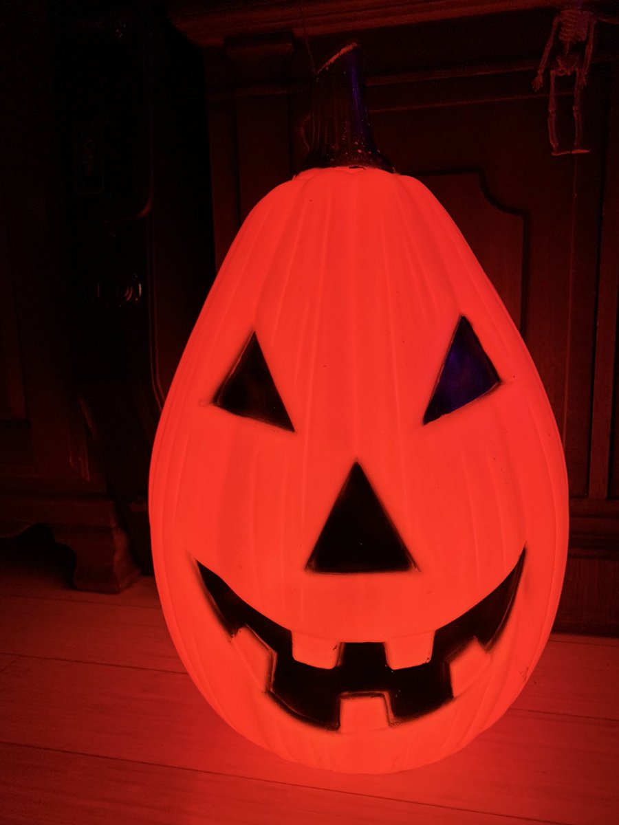 _janneal's tweet photo. I’m ready! @therealjoebob and @kinky_horror #HalloweenHoedown time! #blumhouse #halloweenkills #mutantfam #vegannachos https://t.co/Jq5q9w1sZF