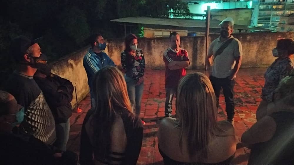 RigelSergent's tweet photo. Esta noche estuvimos presentes en asamblea con los habitantes del edificio Almondbury de Bello Monte, donde se discutió como responder a las intimidaciones del propietario que quiere desalojarlos. https://t.co/Z1UrMMJKWu