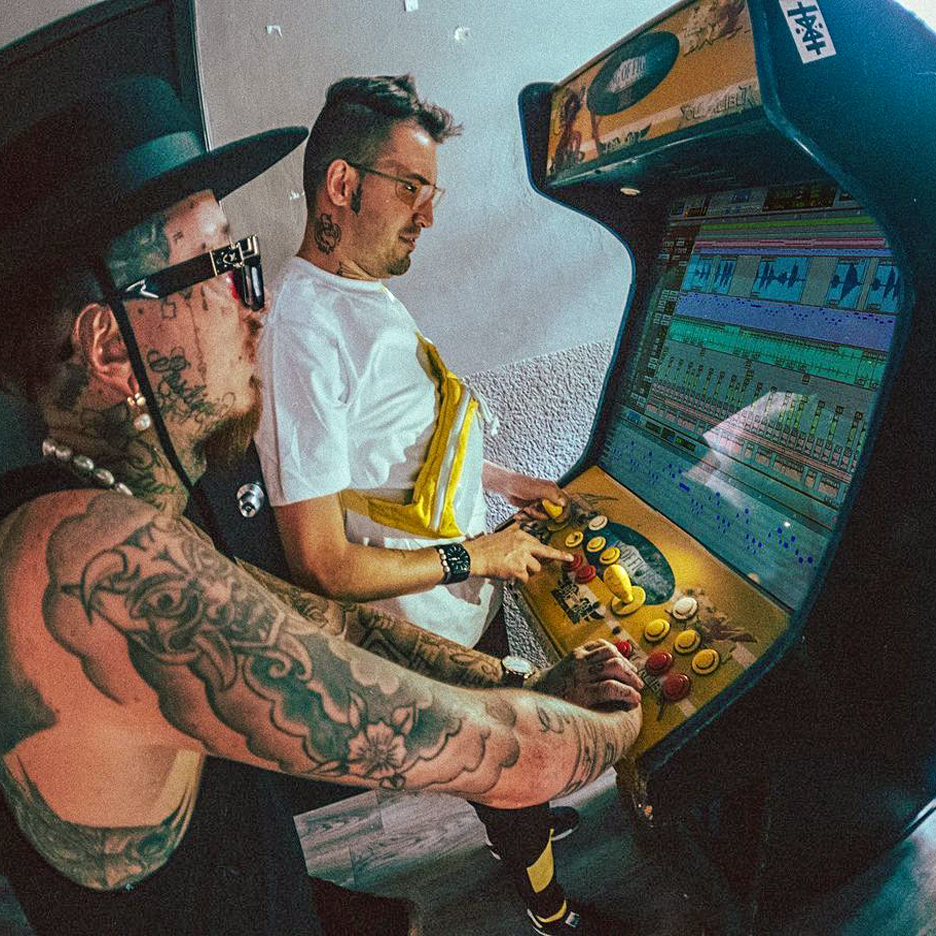 Avid's tweet photo. 🕹️ Two can play that game!
📷 https://t.co/Er1miXClrH
▶️ https://t.co/QBsNfbDFgU
#game #alkaproduce #music #producer #recording #mixing #protools #avid https://t.co/eX0Sj51C5a
