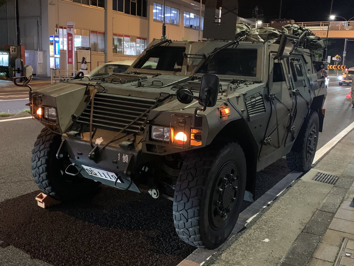 IRUKA3030's tweet photo. #自衛隊
装甲車が一般道で故障 https://t.co/kPw5waMKAz
