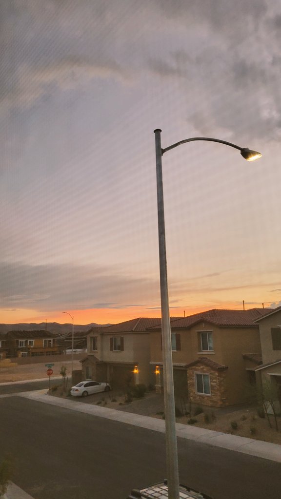 angelaAchavez's tweet photo. Yaasss more sunsets like this Vegas. ππ
#lasvegas #vegas #sunsets #Sunsetdaze #ussunsets https://t.co/01Sd4nbRLy