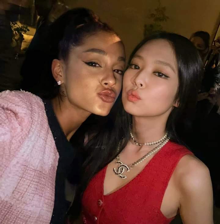 llxmyrck's tweet photo. ❥︎; Jennie with Ariana. ♡︎ @blackpink #jenniekim #arianagrande https://t.co/2eYCrtUXqr