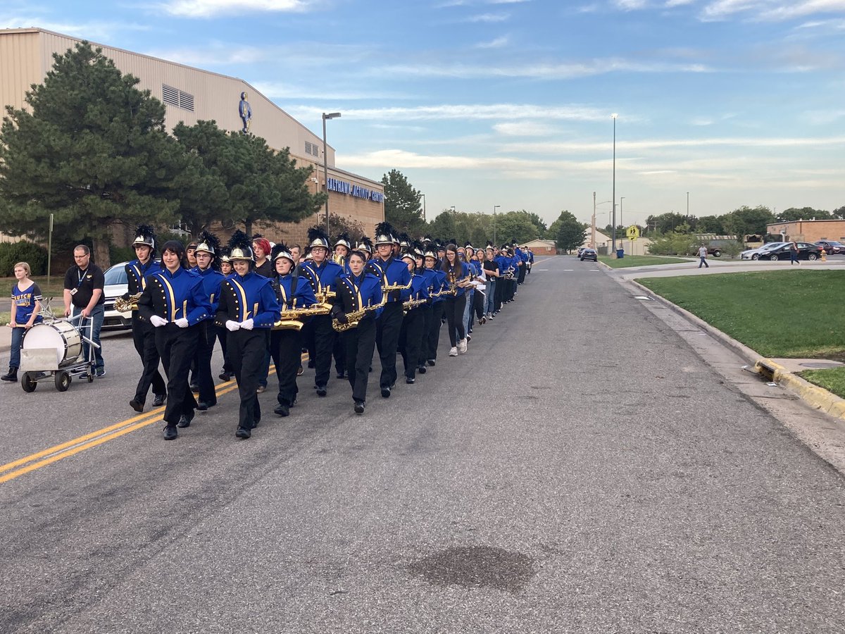 MrMacHHS's tweet photo. Great performances on senior night from the HHS and HMS bands! Great job Salthawks! #salthawkpride @HHS_Salthawks @salthawkad https://t.co/3oT9vHjEJB