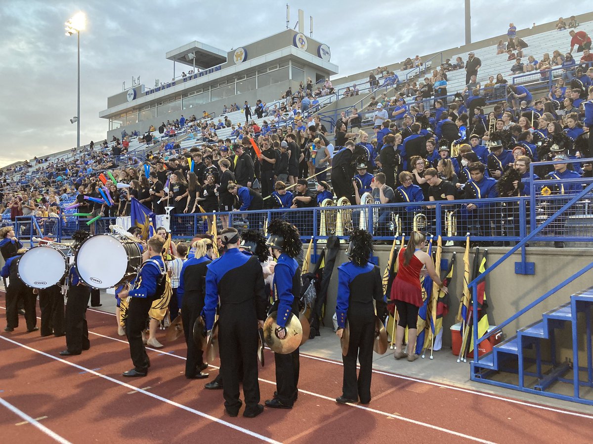 MrMacHHS's tweet photo. Great performances on senior night from the HHS and HMS bands! Great job Salthawks! #salthawkpride @HHS_Salthawks @salthawkad https://t.co/3oT9vHjEJB