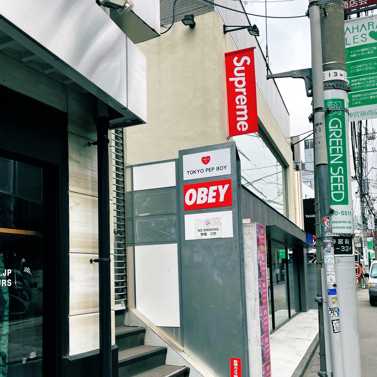 voyageneration's tweet photo. 【FASHION BREAKING NEWS】Supreme Harajuku にパトロール。21AW Week 7、10:30頃の状況は、Monogram 上下、動いてます。
New Era Black 展開あり‥💧
Check it out!
#supreme #supremenewyork #falltees #シュプリーム #シュプリーム原宿 #フォールティー https://t.co/RkMQ1XTfyq
