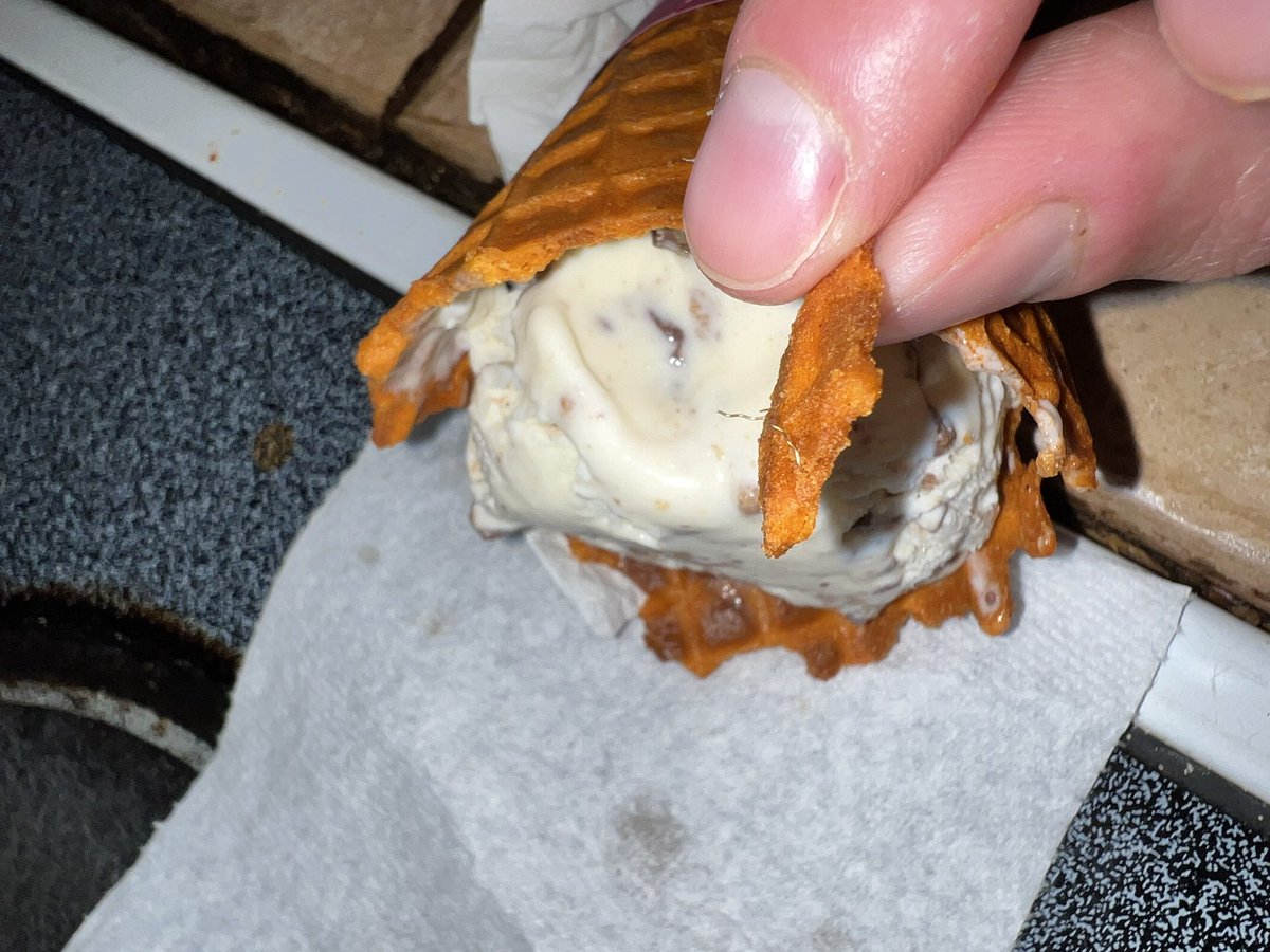 isellforpayout's tweet photo. @BaskinRobbins @dunkindonuts WHAT IS THIS?! Just went through your DD/BR drive thru and found a price of copper wire BAKED INTO my cone?? WTF 🤬 Never going to here again https://t.co/7Miizzp596