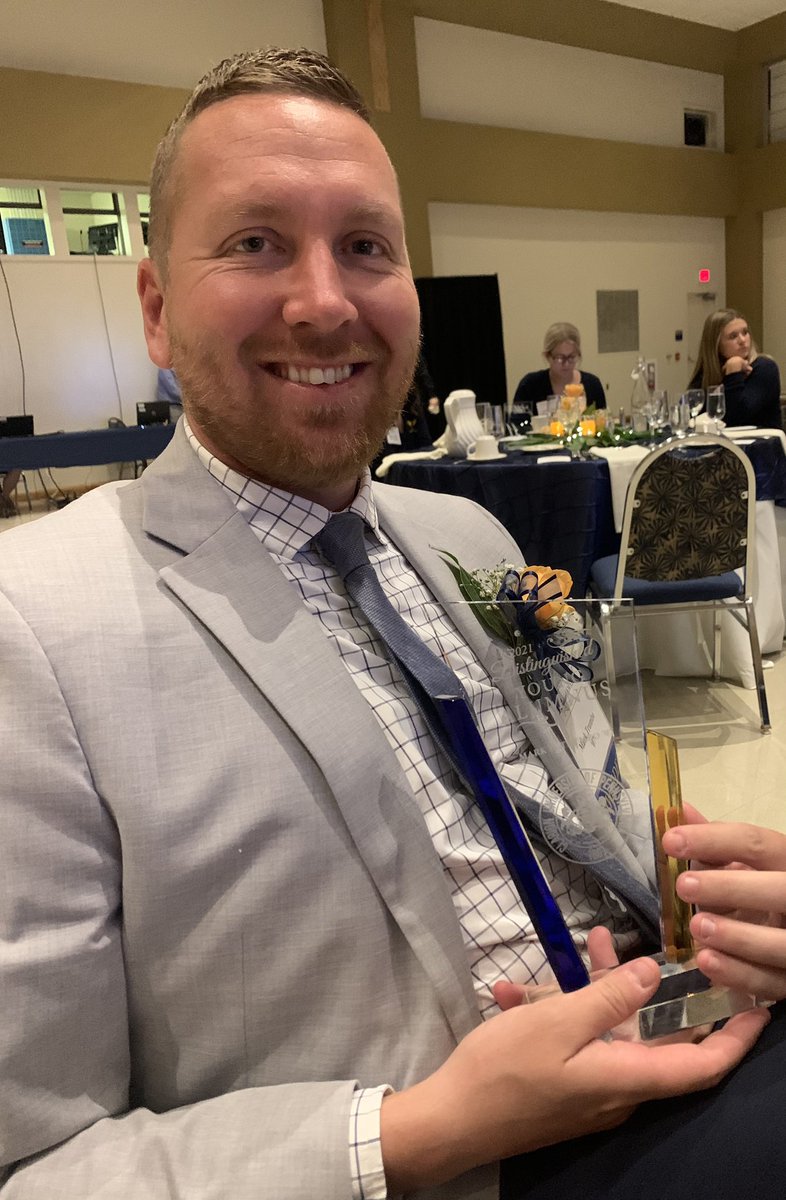 MarkHTrumbo's tweet photo. WHAT‼️⁉️
So honored to receive the Distinguished Young Alumni Award from @clarionu! Thankful for everyone who has played a role in my personal and professional growth. #FeedTheSeed #PurposeDriven https://t.co/3H5usF2CbS