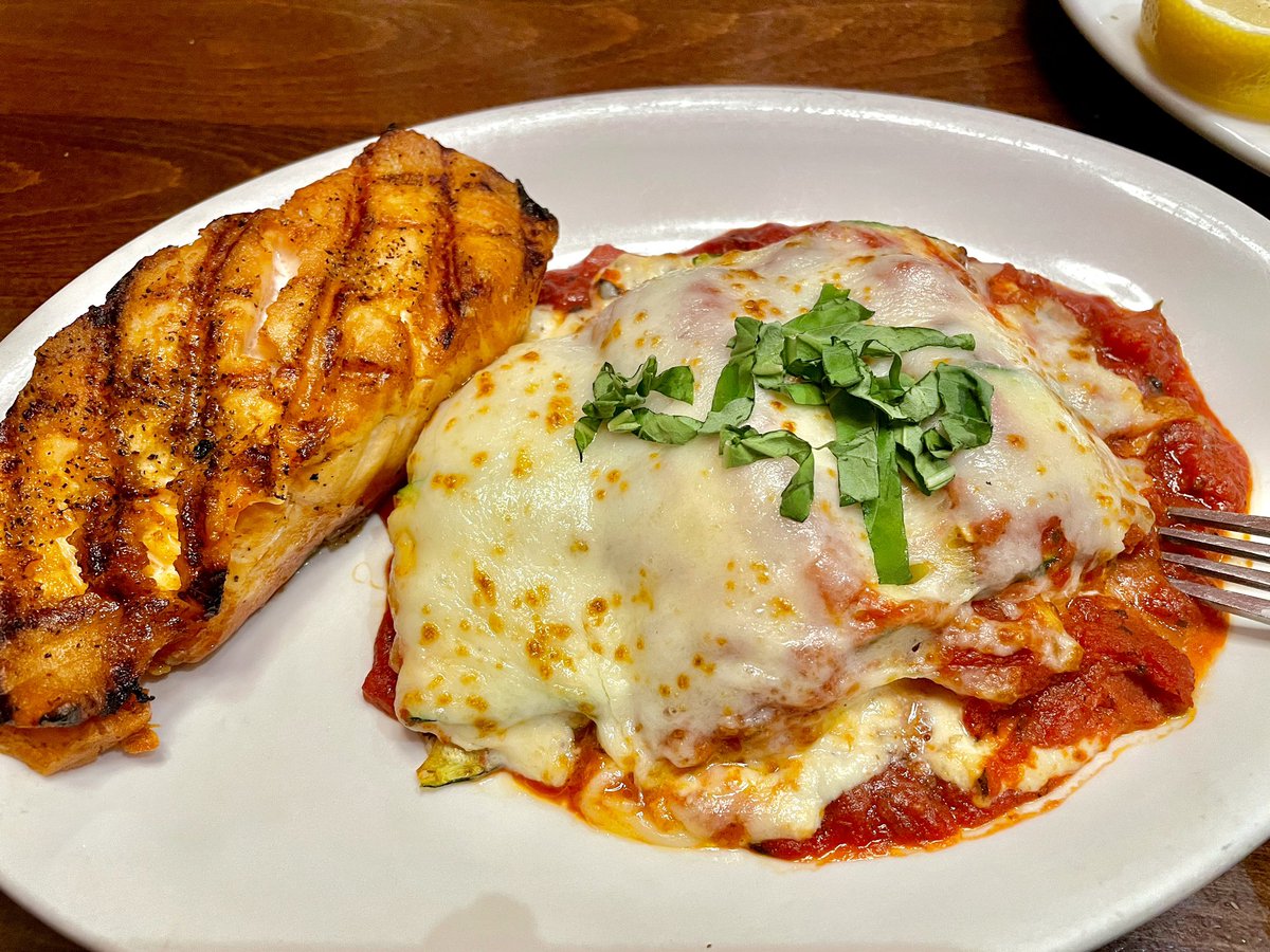 foodtasticmom's tweet photo. In Cbus tonight for #hooverfallclassic (daughter’s 1st regatta). Pasta for her, Zucchini Manicotti for me. Yum! 😋 @GiammarcosPizza https://t.co/YFi0pIcAEx
