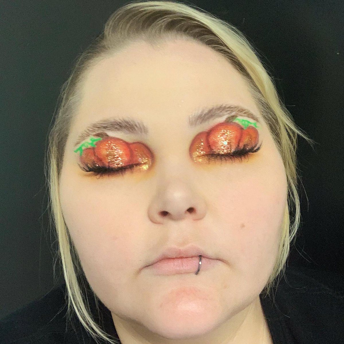 artistry_amanda's tweet photo. #pumpkin #pumpkinpatch #pumpkineyes #spkyszn #spookyseason #halloweenmakeup #glitter #pumkpinspice #mua #anastasiabeverlyhillsbrowpen #anastasiaeyeshadows #macglitter #diamondfxfacepaint #halloweeneyes #motd #octoberishere https://t.co/r6DhrutArX
