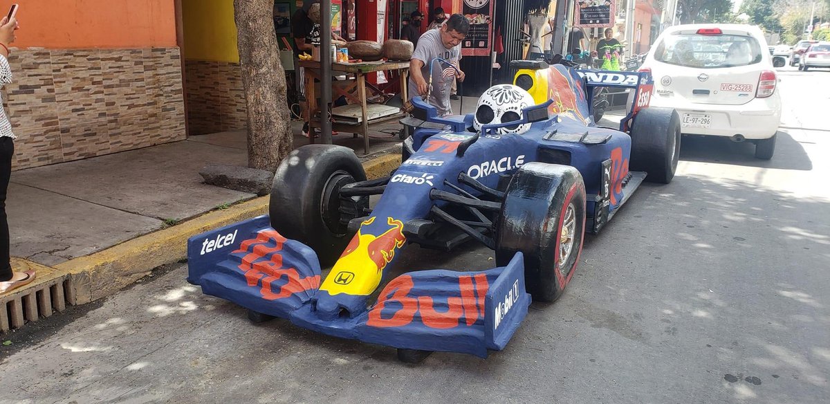Aleks_Cabrera's tweet photo. ¡La pasión por la F1 y por @SChecoPerez en México no tiene límites! @redbullracing @redbullMEX @1AntonioPerez #Piñata #ArtesaniasAlcaraz #DíaDeMuertos #GpMex https://t.co/Rk79fWAnyn
