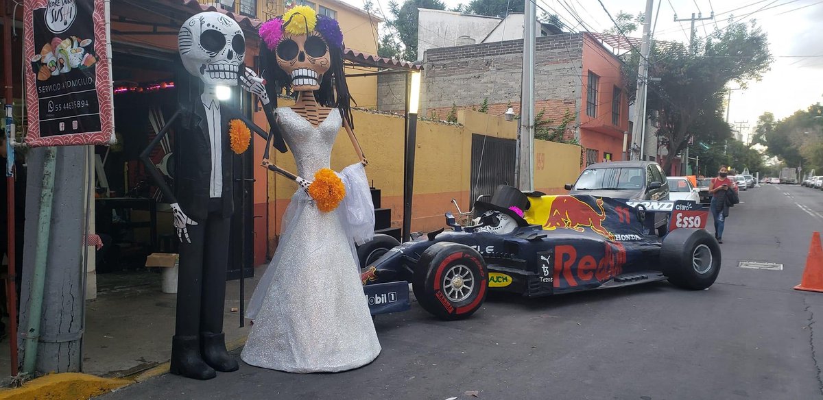 Aleks_Cabrera's tweet photo. ¡La pasión por la F1 y por @SChecoPerez en México no tiene límites! @redbullracing @redbullMEX @1AntonioPerez #Piñata #ArtesaniasAlcaraz #DíaDeMuertos #GpMex https://t.co/Rk79fWAnyn