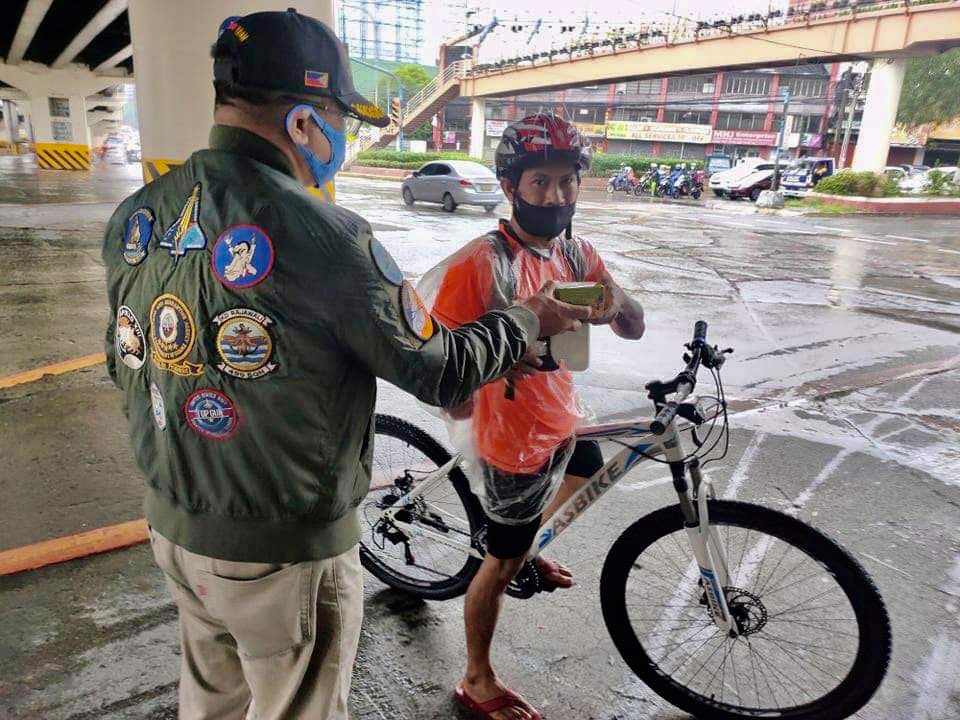 nebsninetyone's tweet photo. Giving out Citrus C and clothe masks to motorists and cyclists on EDSA. You cannot go wrong with kindness. https://t.co/q3XTecRsMA