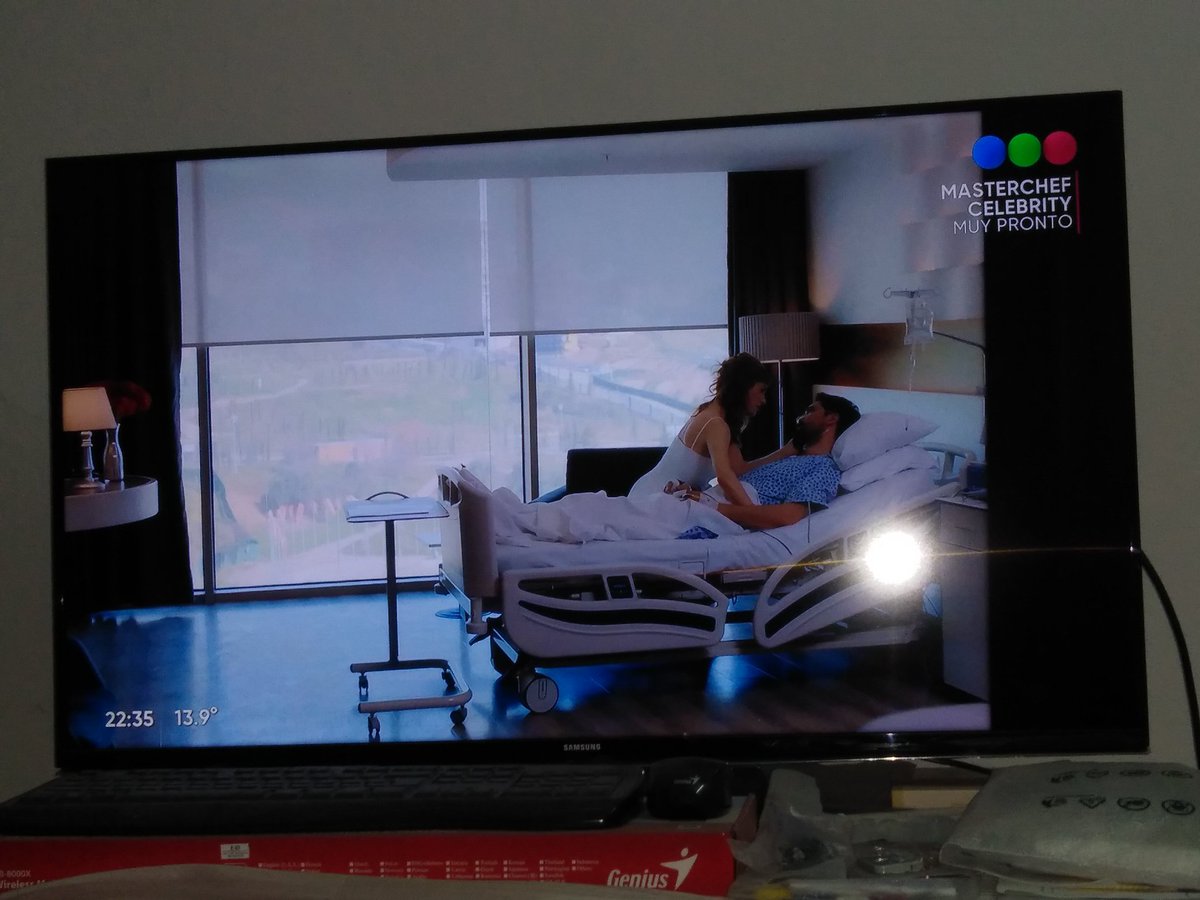 Elikargentina's tweet photo. #DrMilagro ¡Qué lindos! ¡Seguro que ya van a volver a estar juntos...aunque no me gustó cuando ella rechazó su propuesta de matrimonio cuando él estaba con la bolsa de basura en la mano! 🥰❤️ #DrFerman #Beliz #MucizeDoktor @OnurT_ https://t.co/dtBIgghY3Q