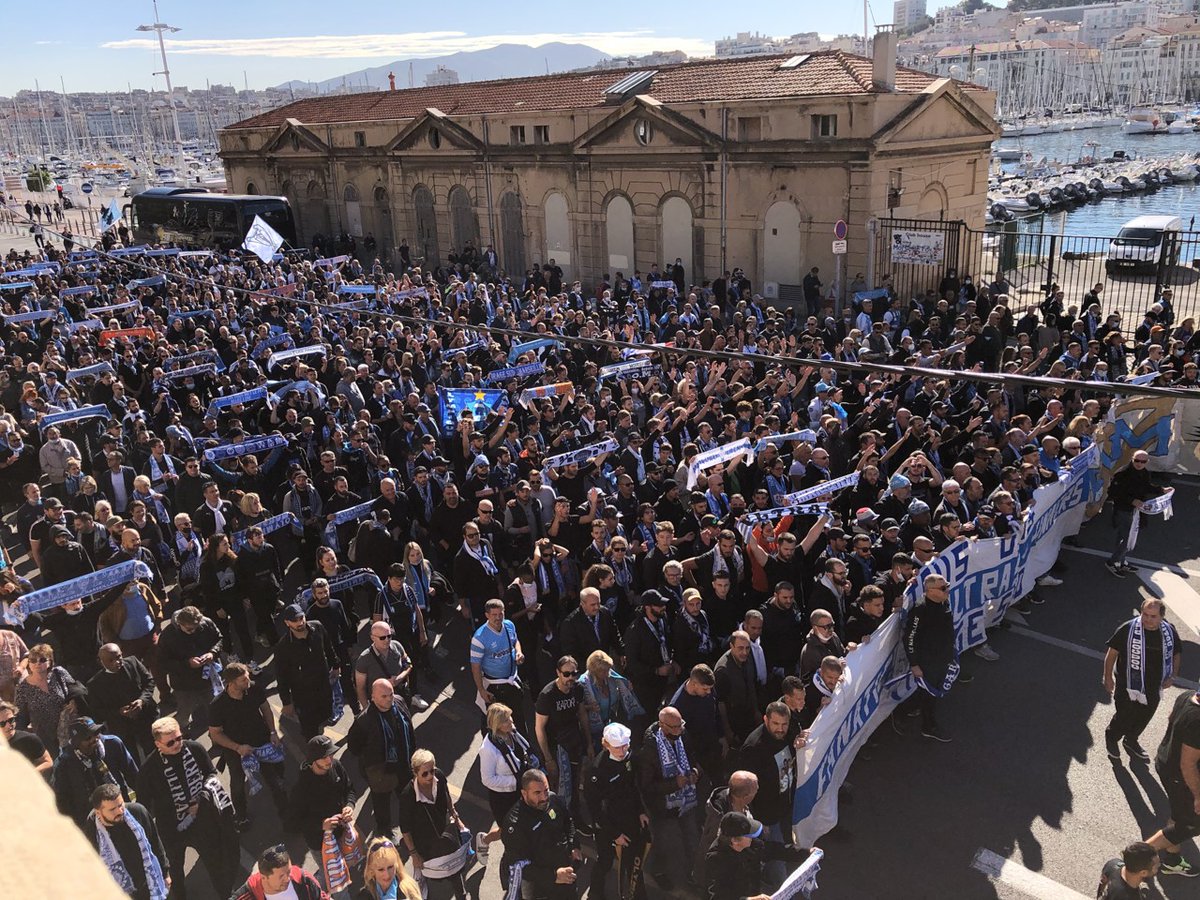 <a href="/OM_Officiel/">Olympique de Marseille</a> Hommage à Bernard Tapie à Marseille : les supporters se rassemblent sur le Vieux-Port, avant le départ du cortège, j'y était et fier d'y être... 
"C'est toi le boss"