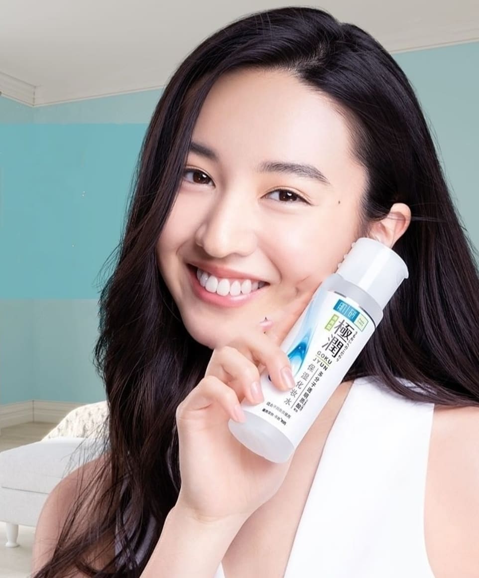 Kokikimurahk1's tweet photo. Hada Labo Light Lotion is perfect for those who want that extra boost of hydration without the sticky feel! It contains 4 types of Hyaluronic Acid with a texture that's just like water! 

Hada Labo Hydrating Light Lotion
#HadaLabo  #PerfectXSimple  #HyaluronicAcid #Koki https://t.co/F8P5yYpPkX