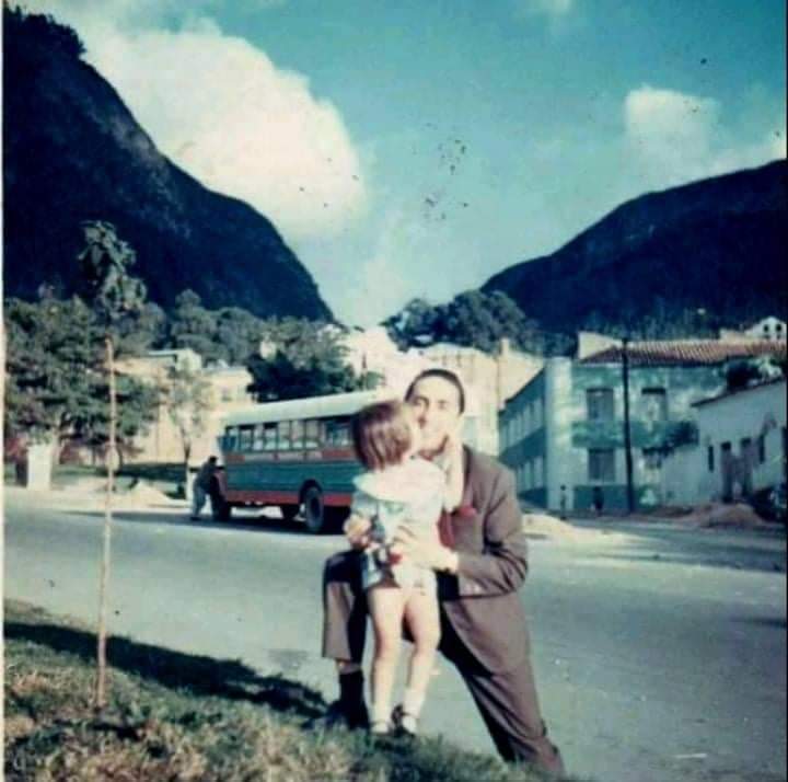 HistoriaFotBog's tweet photo. La bella foto para el recuerdo desde el sector de Germanía, fuente Álbum Familiar de Bogotá a finales de los 70. https://t.co/RYrRLdh9fi