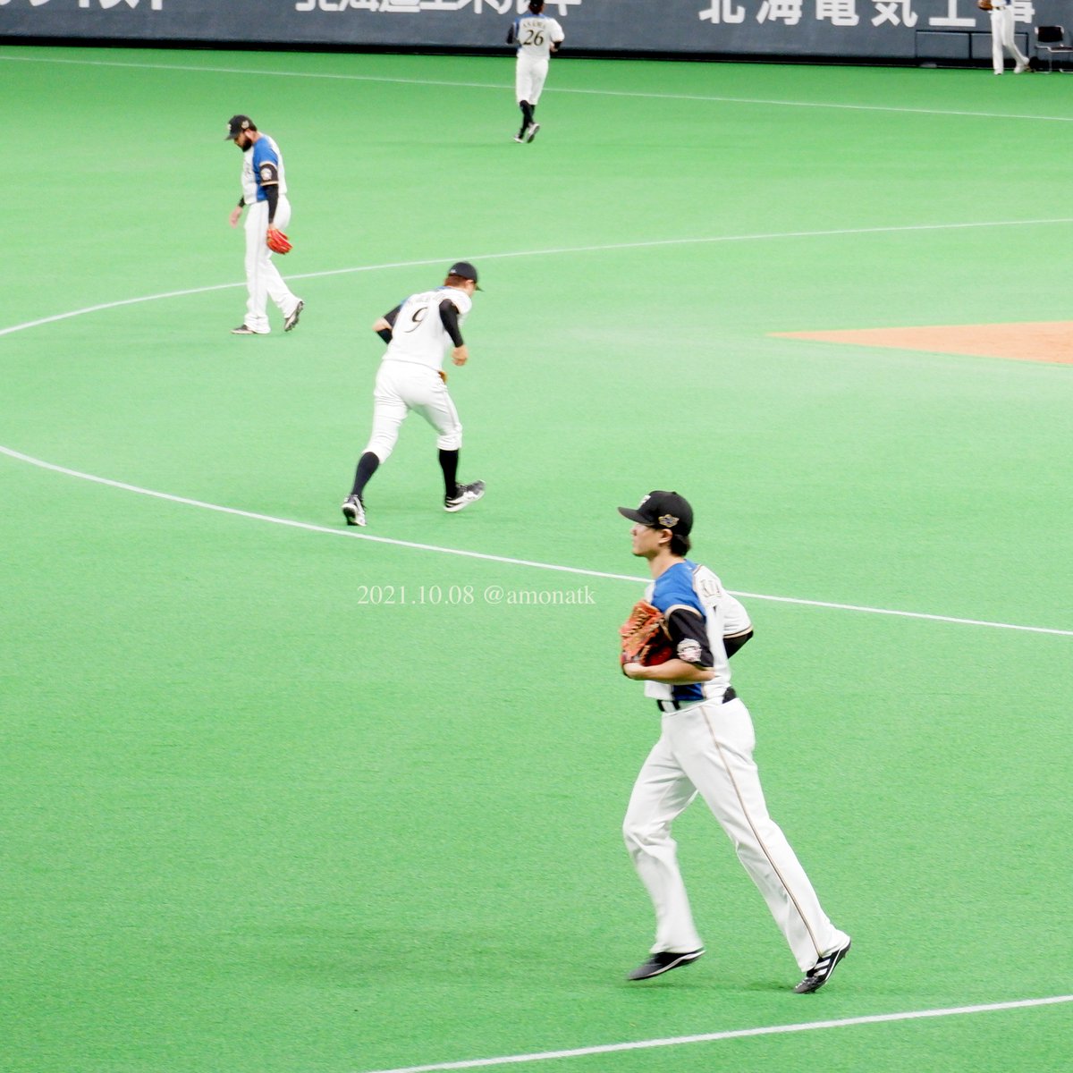 amonatk's tweet photo. A random shot that happened to make perfect alignment of #RonnyRodriguez, Takuya Nakashima and Haruki Nishikawa. Such brilliant Planetary Alignment. カメラテストがてら適当に撮ったら惑星直列んなってたいい感じ。今日勝つよ! #lovefighters #中島卓也 #西川遥輝 https://t.co/fLug3m524G