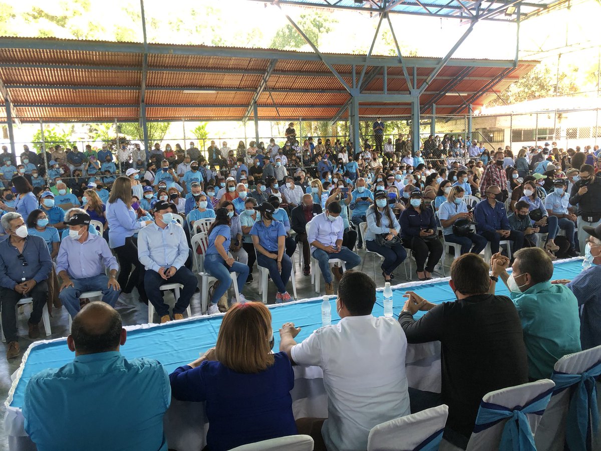 jesuslopezad1's tweet photo. En unidad y a casa llena recibimos la vista de nuestro compañero @prospericarlos Sec Nacional de Organización en el colegio de médicos de Mérida junto a nuestro candidato a la reelección @RamonGuevaraMRD https://t.co/Lpj2lWKUYG