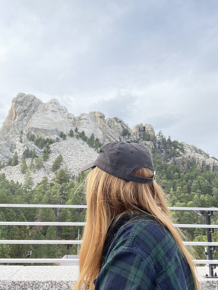 mrv1331's tweet photo. Today I saw Mt Rushmore and laughed a lot. I went to dinner alone and then took a great bath. 10/10
2/? https://t.co/DQBl3mO1z2