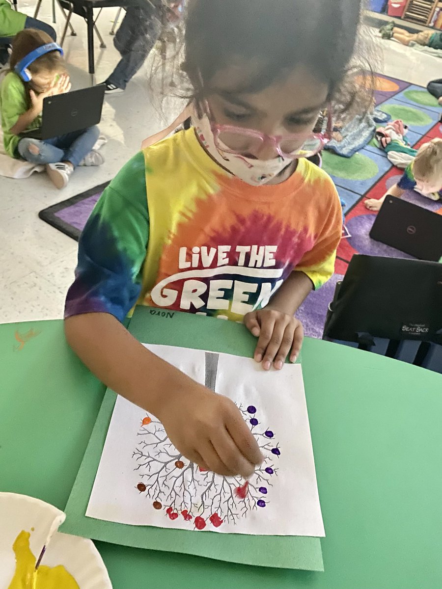 TaylorTweetsK's tweet photo. It is Fall, even though it doesn’t quite feel like it. We loved getting out the paint this week for some fall trees and reading those red words “it” and “is”. #gvgatorstrong https://t.co/9Ao4A9E8TH