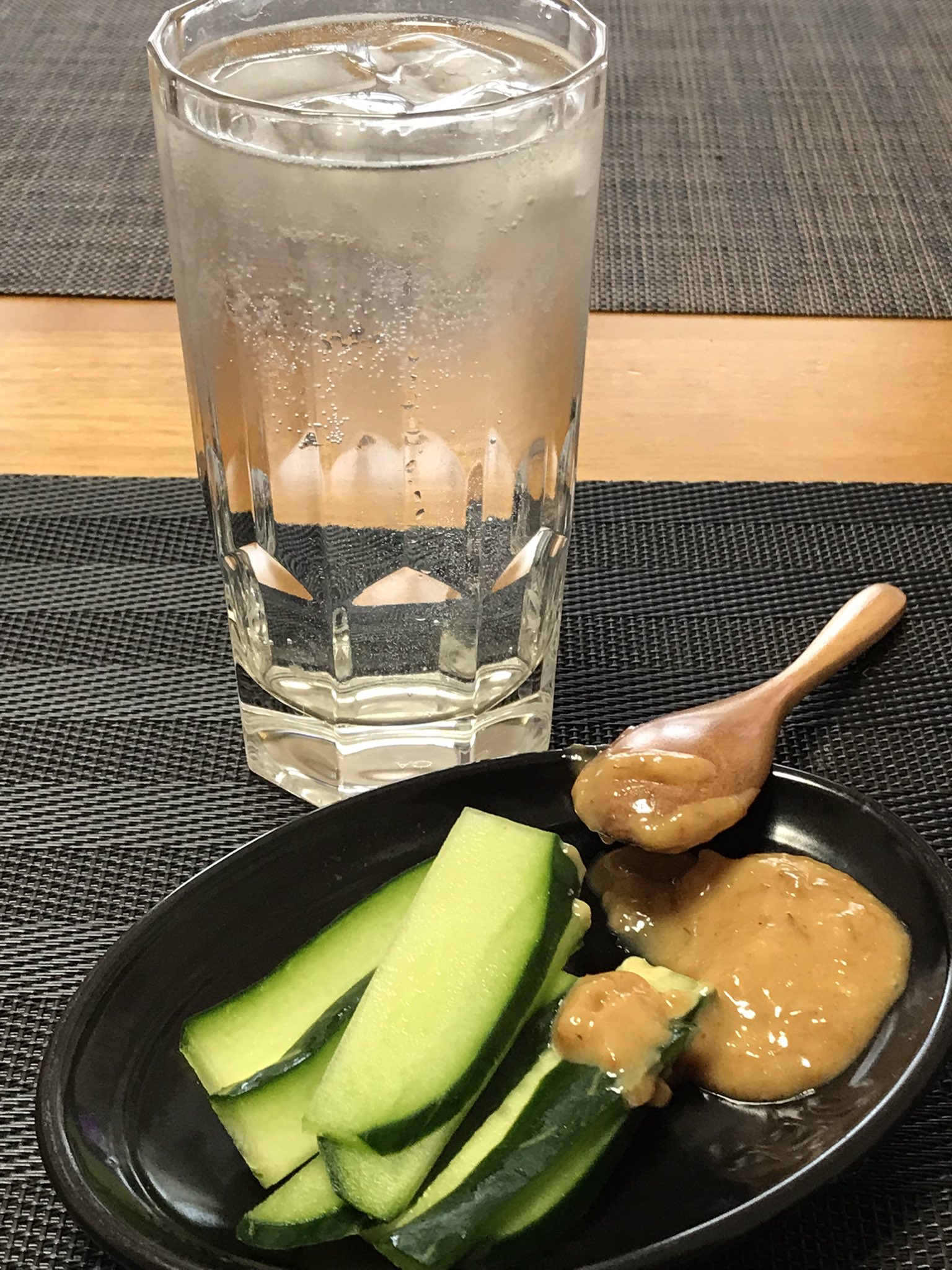 はまさん 昼酒ー 買い物から帰って一杯 笑 きゅうりに味噌ディップ 芋焼酎のソーダ割 めちゃ旨い 味噌ディップ作ったよー 21年10月9日 奈良市 昼酒 芋焼酎ソーダ割り きゅうり 味噌ディップ カンパーイ 今日は休み T Co Zwbjdp0non