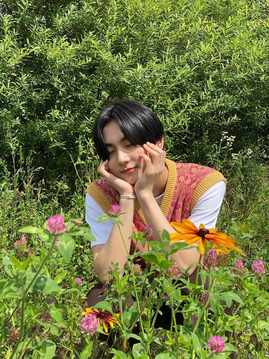 IcedtaeeeV17's tweet photo. Hello! I’m Giora 🤍! I’m proud to be an Engene & Happy 1st Anniversary, — Engene with luv ♡
Also, Please look forward to #ENHYPEN 1st full album, Dimension Dilemma on October 12th
#ENSD #ENVERSTAR @ENHYPEN_members @ENHYPEN #JUNGWON #SUNOO #ENGENESelcaDay 🌿🌱🍀💐🎋 https://t.co/1ZwBUwvgTe