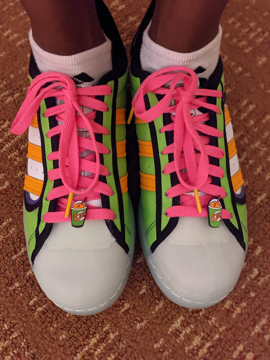 amcmath04's tweet photo. Friday!#KOTD #AdidasSuperstar #Squishee #solesnangles #sneakersmoke #cnkdaily #sneakersisterhood #queenofsoles #ladiesinsnkrs #blackgirlsneakerjoy #blackchickinkicks #wearyourshoes #girlwholovessneakers https://t.co/uizwHEppxz