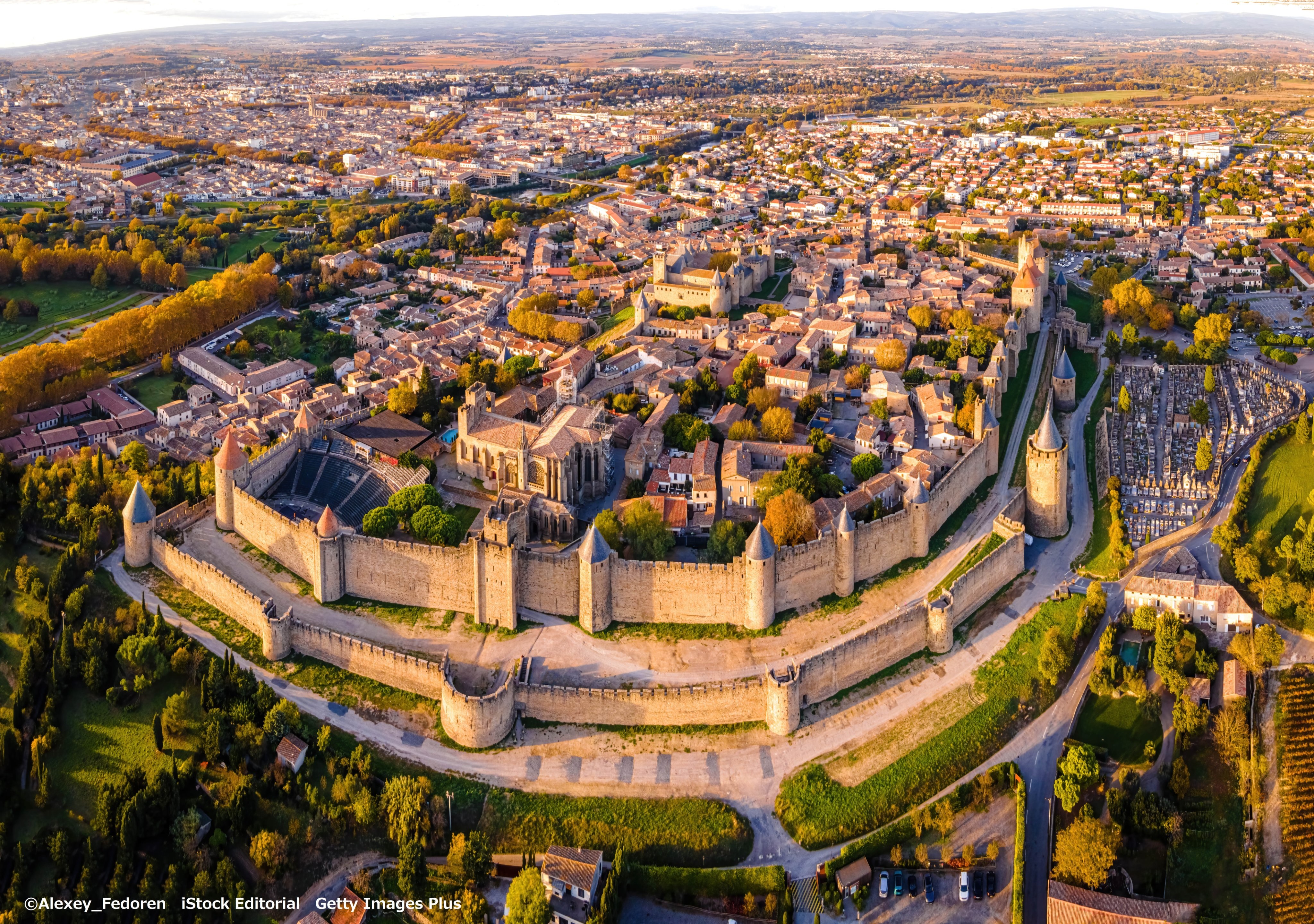 フランス観光局 カルカッソンヌの城塞都市 古代ローマ時代以前から丘の上に要塞が築かれていたカルカッソンヌ 大がかりな防衛システムを備えた中世城塞都市の様子が分かります 城壁は城とその母屋 街路 美しいゴシック様式の大聖堂を取り囲んでい