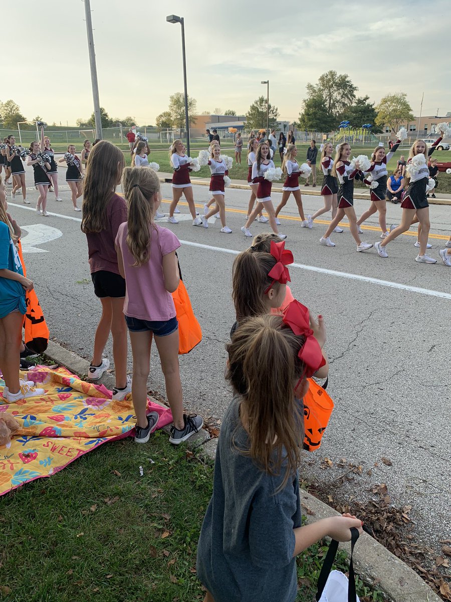 Rockwood Summit homecoming parade!!!! ❤️🖤❤️🖤❤️🖤❤️🖤 #wearerockwood #wearebowles #schoolspirit #falcons <a href="/rockwoodschools/">Rockwood School Dist</a> <a href="/RockwoodSupt/">Dr. Curtis Cain</a>