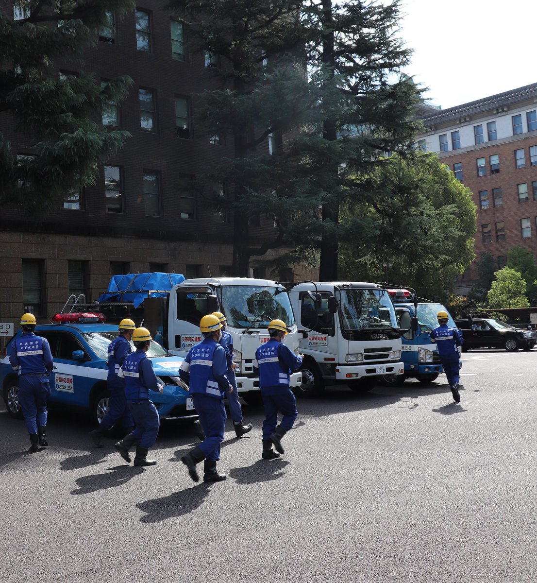 名古屋市上下水道局 和歌山市 の六十谷水管橋の崩落事故を受け 名古屋市から 応急給水 活動のため職員を派遣しました 給水 車など4台で職員9人が応援に向かいました 7日間程度活動を行う予定です 名古屋市上下水道局 和歌山市 の六十谷水管橋の崩落事故を受け 名古屋市から 応急給水 活動のため職員を派遣しました 給水 車など4台で職員9人が応援に向かいました 7日間程度活動を行う予定です