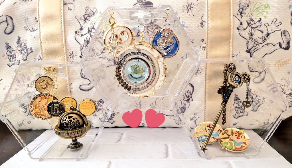 ぴよまる このアクリルケースのいい所は 連結ができるのでこんな飾り方が できます ランドの35周年の タイム オブ セレブレーション も入りました わたしはせっかくなのでシーの アイテムで飾ろうと思います クリスタルスフィア T