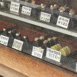 おむすび屋でおむすび同様に三角に握られた芋羊羹が売られている‼