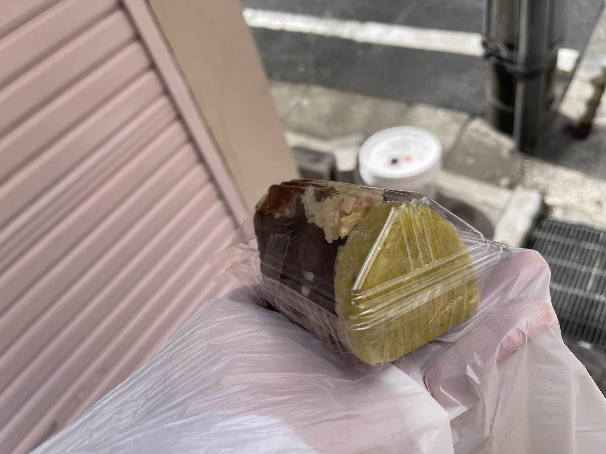 おむすび屋でおむすび同様に三角に握られた芋羊羹が売られている‼