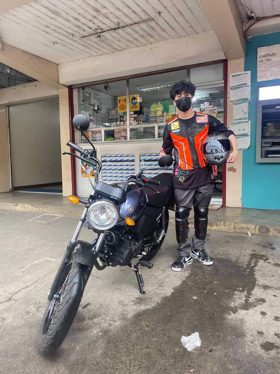 SB19CC's tweet photo. Yung lalamove rider ka pero kailangan naka-Paranoise para pogi pa rin 

@SB19Official https://t.co/FzfPwGnYTA