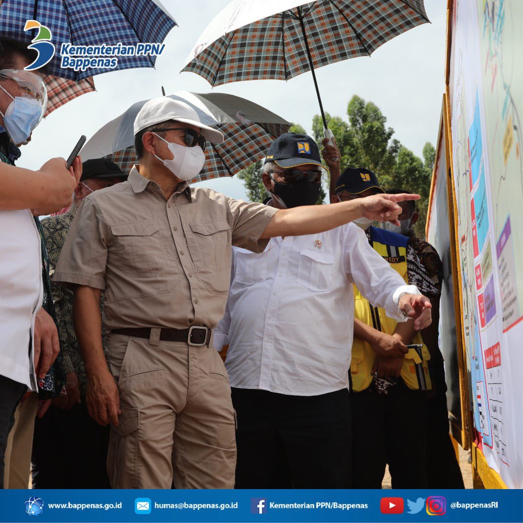 #SahabatPembangunan, Jumat (8/10), Menteri PPN/Kepala Bappenas <a href="/Suharso_M/">Suharso Monoarfa</a> dan Menteri <a href="/KemenPU/">Kementerian PU</a> Basuki Hadimuljono bersama-sama mengunjungi Penajam Paser Utara, Kalimantan Timur. Di lokasi IKN, Menteri Suharso dan Pak Bas meninjau rencana pembangunan jalur logistik penunjang IKN