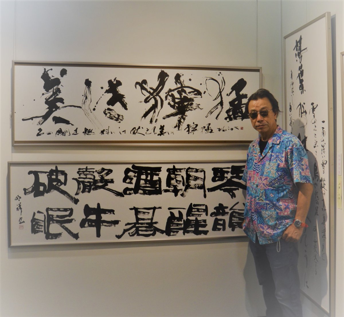 小生のお習字（書道といえるのはまだまだ先）の先生の、所属する団体の院展”菊花賞”受賞作品（上）の前で、、、
＃ぴよぴよな生徒