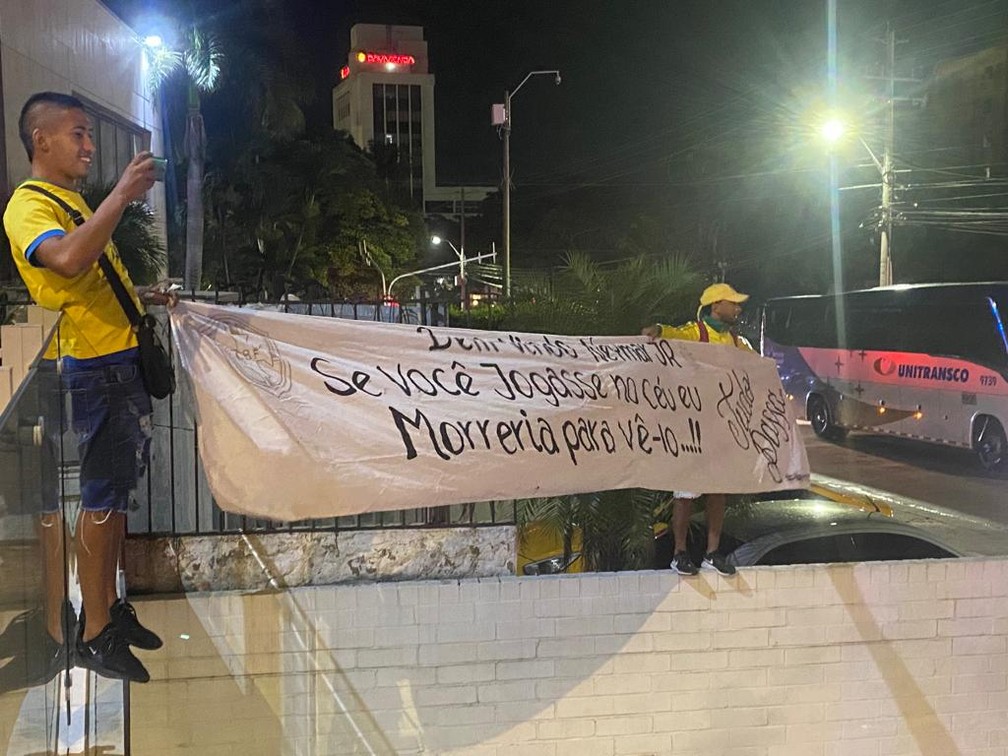 futtmais's tweet photo. Declaração de torcedores para Neymar em Barranquilla: "Se jogasse no céu, morreria para vê-lo". https://t.co/63sJvgl40E