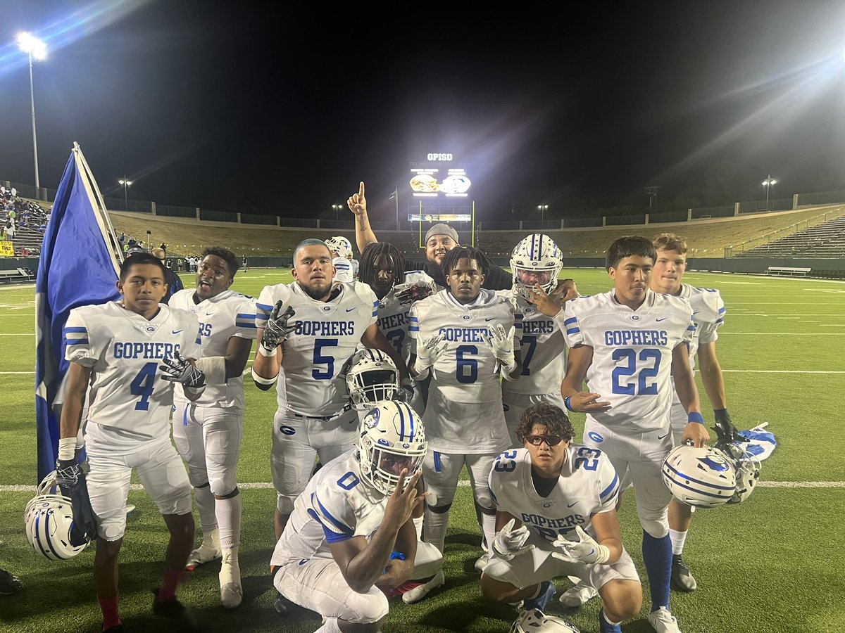 TheCoachPalma's tweet photo. I got the BEST linebackers in the district..#HeadhuntersCorp 💯💯🔥🔥🔥😤😤😤 https://t.co/zHslm4PGwI