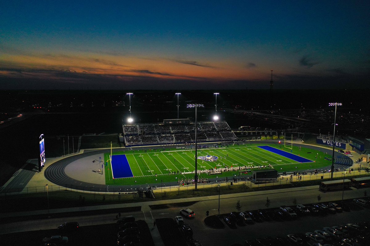 Mike_A_Borland's tweet photo. Great fall weather , sweet stadium and live high school football in Waukee. #who13 https://t.co/RVnH2MWw72